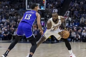 詹姆斯重要时刻最后时刻胜出，巴黎圣日耳曼带队取胜！-爱游戏中国站