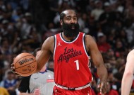 包含哈登重返赛场，爆冷首场状态出色，掘金观众沸腾！的词条