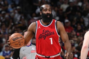 包含哈登重返赛场，爆冷首场状态出色，掘金观众沸腾！的词条